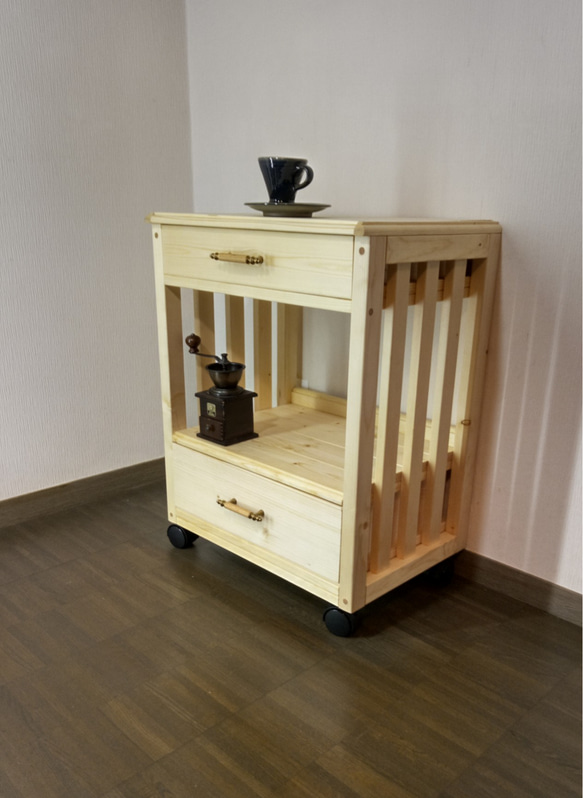 No40【コロコロやってくる】ワゴン、キャビネット、棚、引き出し2段、天然木、無垢、キャスター付き 1枚目の画像