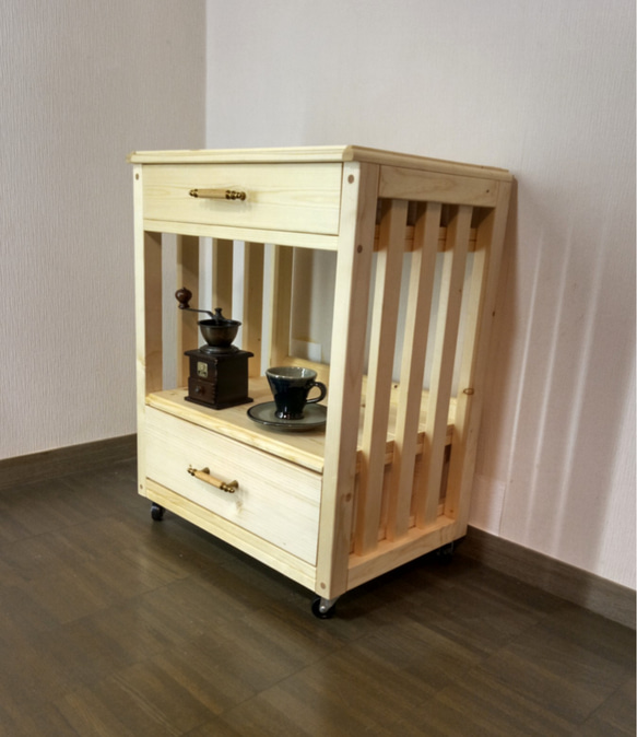 No40【コロコロやってくる】ワゴン、キャビネット、棚、引き出し2段、天然木、無垢、キャスター付き 7枚目の画像