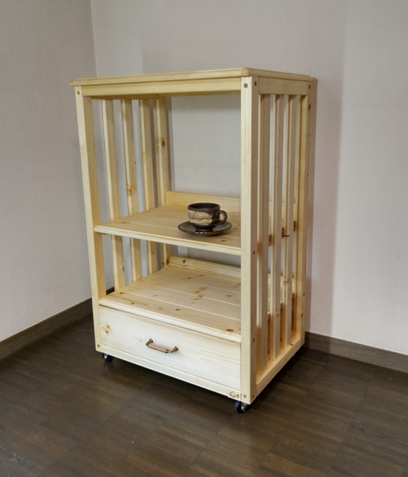 No50【既製品ではないモデル】キャビネット、飾り棚、幅60cm,　高さ90cm　キャスター付き、天然木、無垢、