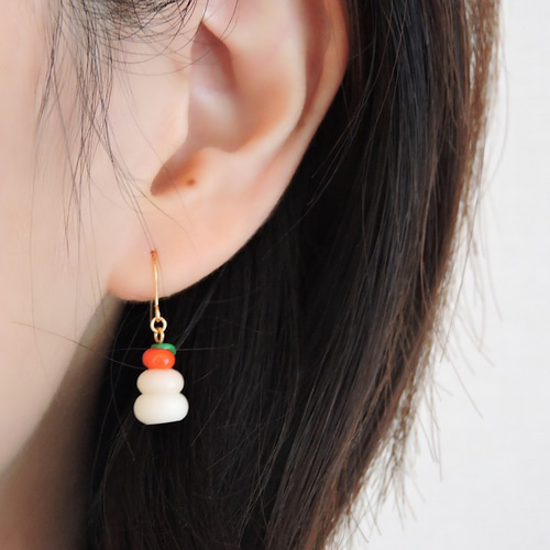 ころんとした鏡餅ピアス．イヤリング ピアス（フック・チェーン
