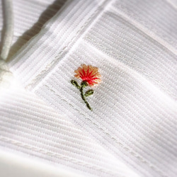 【送料込み！すぐ発送！】白いプリーツマスク　お花のワンポイント刺繍　 3枚目の画像