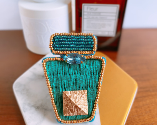 アンティークの香水瓶兼ブローチ 刺繍つき アンティークの香水瓶兼ブローチ 刺繍つき