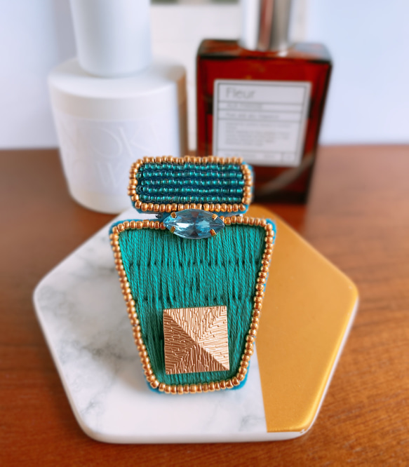 胸元にきらめく香水瓶 ゴージャスなキラキラ刺繍ブローチ