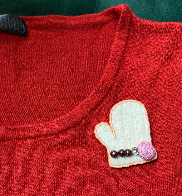 冬アクセサリー☆ ウール刺繍ブローチ ラメボタン付き 2枚目の画像