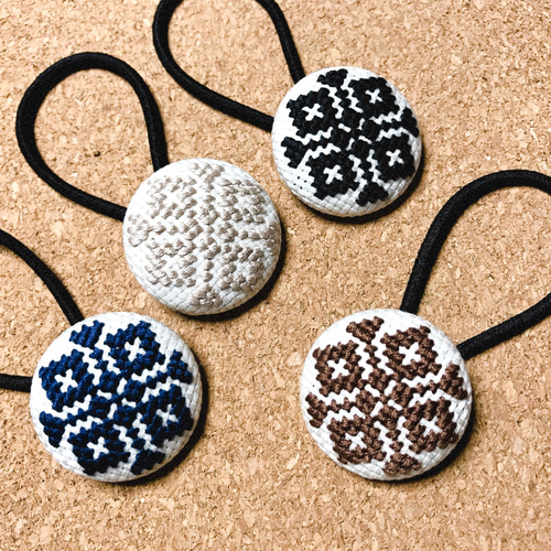 ◇手刺繍◇クロスステッチ ヘアゴム 【選べる4色】 ヘアゴム