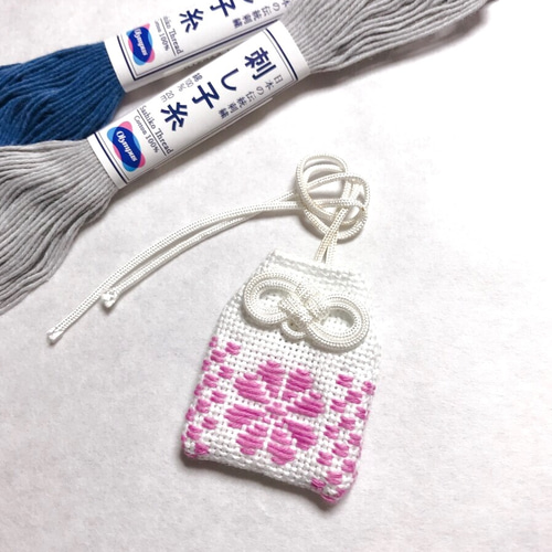 ⌘手刺繍⌘【こぎん刺し】お守り袋（小）『梅の花と市松