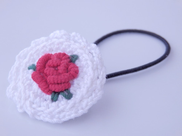 かぎ針編み髪飾り　レース薔薇〈赤色〉 1枚目の画像