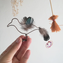 【ハロウィン】カラス ジャックオーランタン カボチャ 魔女のホウキ 魔女帽子 羽毛とワイヤーの鳥モビール からす 小鳥 3枚目の画像