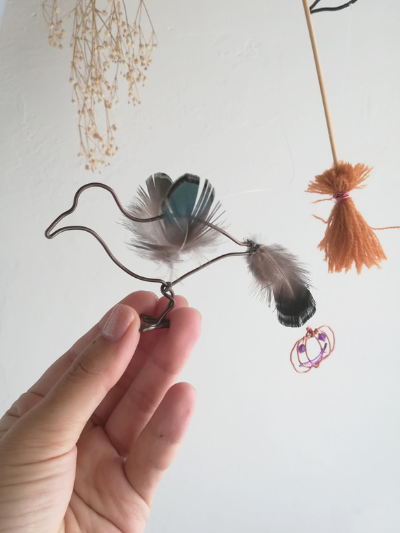 【ハロウィン】カラス ジャックオーランタン カボチャ 魔女のホウキ 魔女帽子 羽毛とワイヤーの鳥モビール からす 小鳥 3枚目の画像