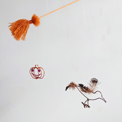 【ハロウィン】カラス ジャックオーランタン カボチャ 魔女のホウキ 魔女帽子 羽毛とワイヤーの鳥モビール からす 小鳥 4枚目の画像