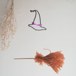 【ハロウィン】カラス ジャックオーランタン カボチャ 魔女のホウキ 魔女帽子 羽毛とワイヤーの鳥モビール からす 小鳥 5枚目の画像