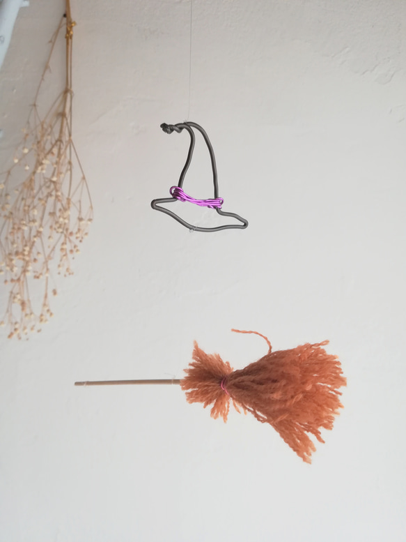 【ハロウィン】カラス ジャックオーランタン カボチャ 魔女のホウキ 魔女帽子 羽毛とワイヤーの鳥モビール からす 小鳥 5枚目の画像