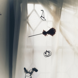 【ハロウィン】カラス ジャックオーランタン カボチャ 魔女のホウキ 魔女帽子 羽毛とワイヤーの鳥モビール からす 小鳥 6枚目の画像