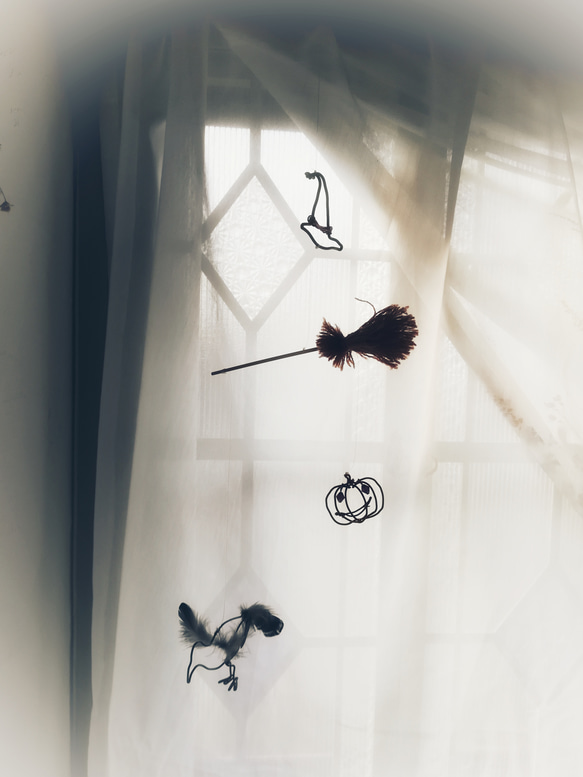 【ハロウィン】カラス ジャックオーランタン カボチャ 魔女のホウキ 魔女帽子 羽毛とワイヤーの鳥モビール からす 小鳥 6枚目の画像