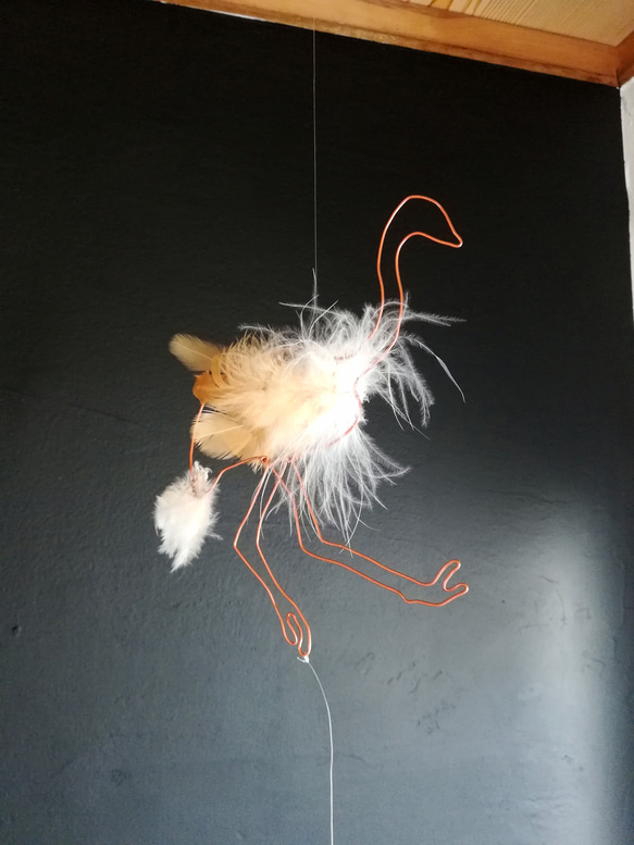【ダチョウ モビール】羽毛とワイヤーの鳥モビール だちょう 北欧 シンプル フェザー インテリア リーフ 3枚目の画像