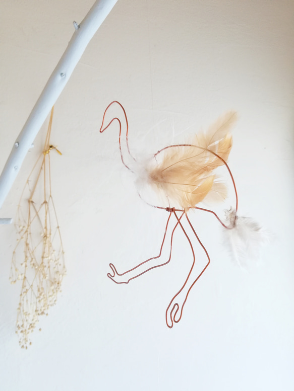 【ダチョウ モビール】羽毛とワイヤーの鳥モビール だちょう 北欧 シンプル フェザー インテリア リーフ 4枚目の画像
