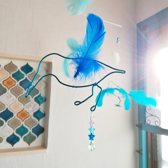 【青い鳥３羽】羽毛とワイヤーの鳥モビール  北欧テイスト シンプル フェザー インテリア 小鳥 2枚目の画像