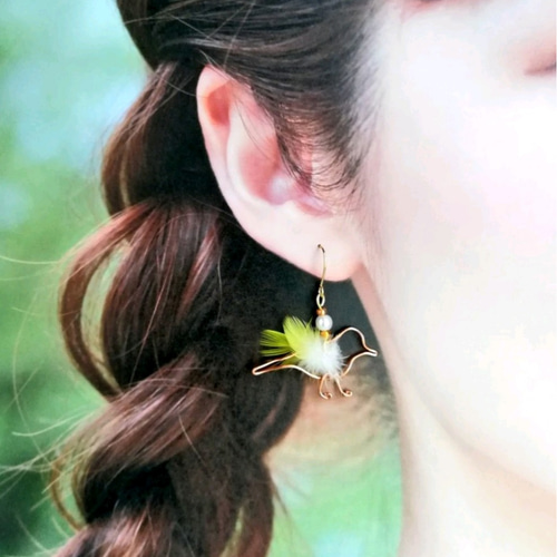 インコのピアス or イヤリング】羽毛とワイヤーの鳥ピアス 北欧