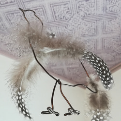 【ほろほろ鳥】羽毛とワイヤーの鳥モビール ドット柄 北欧 ホロホロチョウ シンプル フェザー インテリア 小鳥 5枚目の画像
