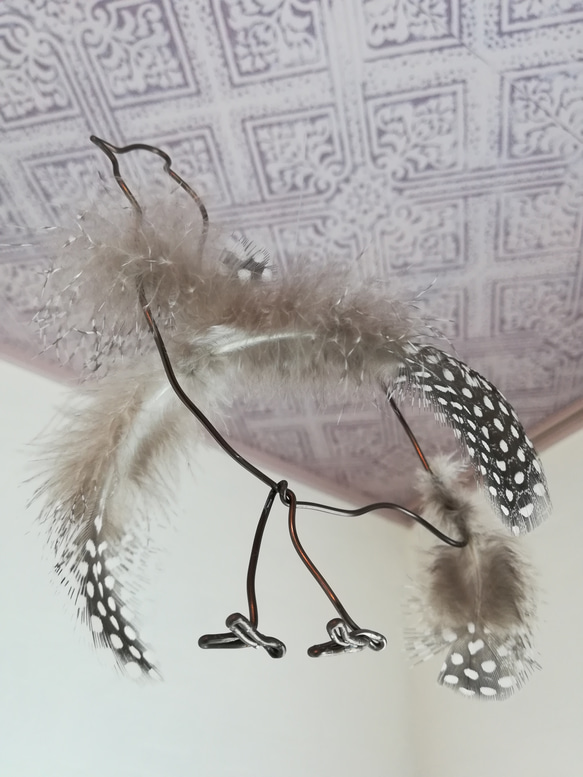 【ほろほろ鳥】羽毛とワイヤーの鳥モビール ドット柄 北欧 ホロホロチョウ シンプル フェザー インテリア 小鳥 5枚目の画像
