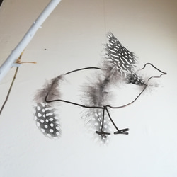【ほろほろ鳥】羽毛とワイヤーの鳥モビール ドット柄 北欧 ホロホロチョウ シンプル フェザー インテリア 小鳥 10枚目の画像
