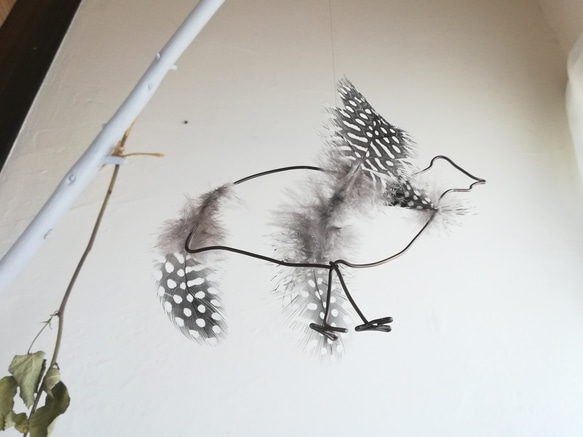 【ほろほろ鳥】羽毛とワイヤーの鳥モビール ドット柄 北欧 ホロホロチョウ シンプル フェザー インテリア 小鳥 10枚目の画像