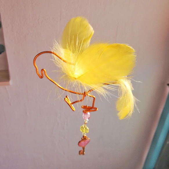 【セキセイインコ】 黄色 サンキャッチャー ルチノー  羽毛とワイヤーの鳥モビール 北欧テイスト 小鳥 1枚目の画像