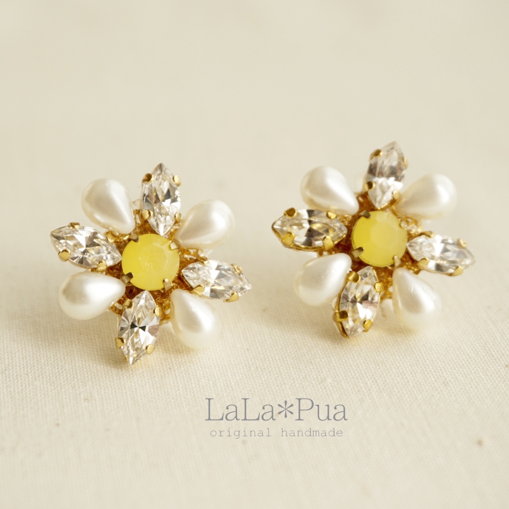 クリスタル×パールのイエローフラワービジューピアス（イヤリング） 釘  