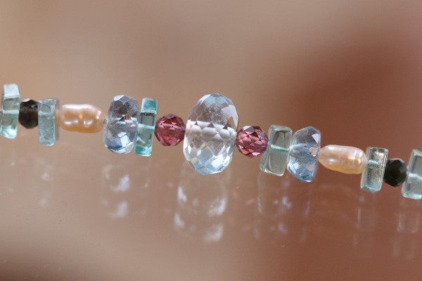 うなじも彩るパステルカラーのネックレス