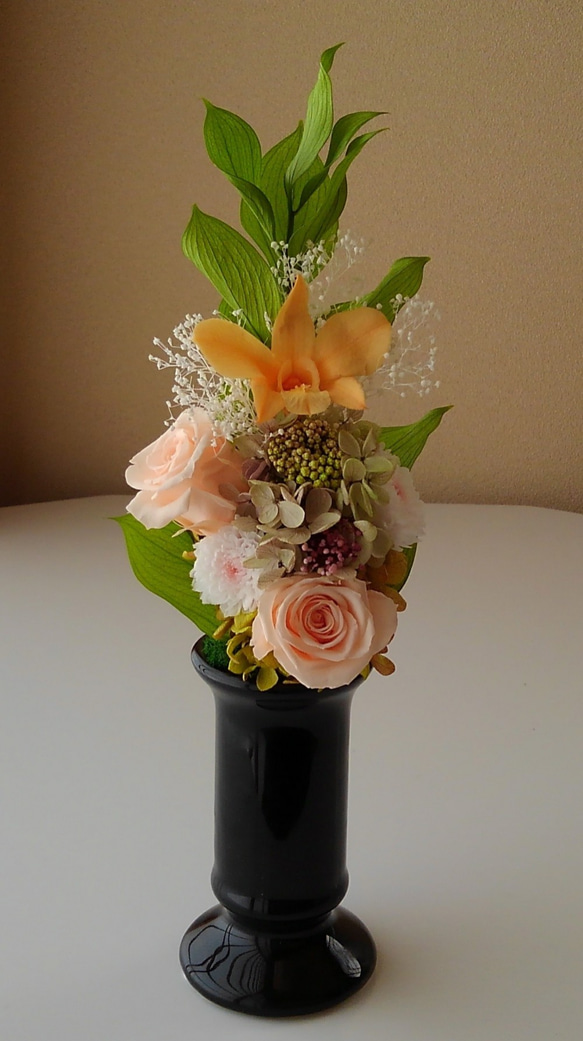 (送料一律500円)　プリザーブドフラワー仏花　　ミルキーオレンジでまとめた　柔らかな雰囲気の花器つき仏花 3枚目の画像