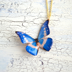 小さな森に住む蝶のネックレス　ブルー×白 1枚目の画像