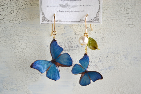 蝶とコットンパールのアシンメトリーピアス　ブルー 2枚目の画像