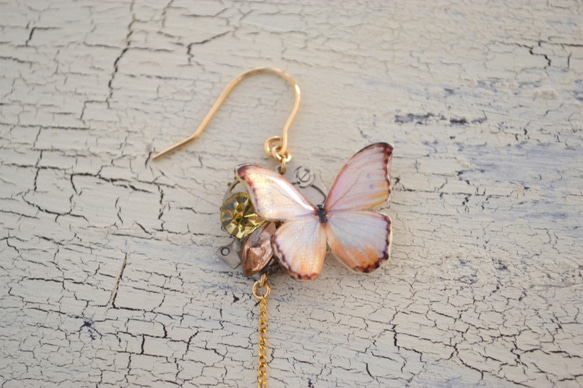 本革蝶とヴィンテージパーツのロング片耳ピアス 白 2枚目の画像