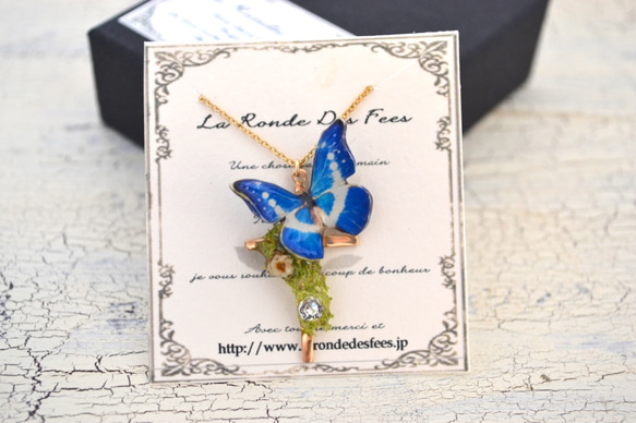 本革蝶と十字架のコラージュネックレス　ブルー×白 1枚目の画像