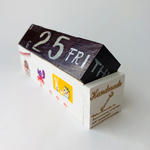 木製キューブ 万年カレンダー・不思議の国のアリス うさぎ