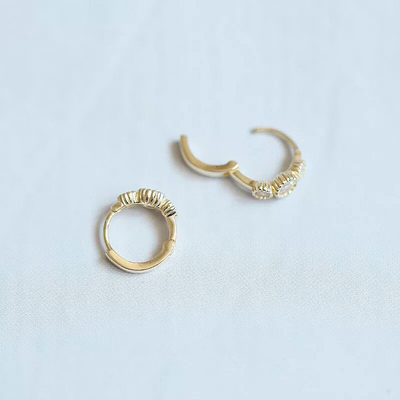 新作　シンプル　新色追加　人気　繊細　 上品　大人女子　デザイン　18k　K18　ゴールド　フープ　ピアス 4枚目の画像