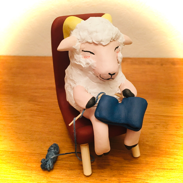 自分の羊毛をインディゴブルーに染めて自分で半ズボンを編んでる羊さん 1枚目の画像