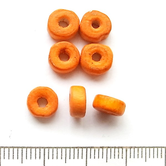 【10g/100個入】ウッドビーズ ドーナツ型 オレンジ 3枚目の画像