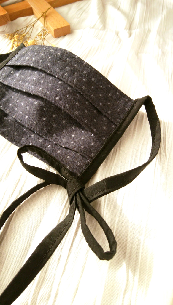 【ロングリボン】ドビー織り シックな可愛さ ネイビー×ブラックのロングリボンプリーツマスク  春 ファッションアイテム 7枚目の画像