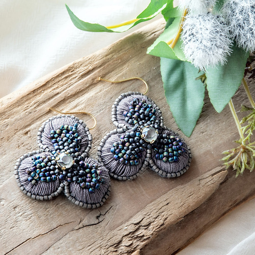 送料無料】スミレの大ぶりビーズ刺繍イヤリング/ピアス イヤリング