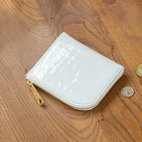 【永久無料保証】スタイリッシュに。エナメルクロコの型押し牛革　ホワイト　コンパクト財布-L字ファスナー- 2枚目の画像