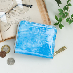 【永久無料保証】ココロ晴れやか。エナメルクロコ型押し牛革　青空　コンパクト財布-ラウンドファスナー- 1枚目の画像