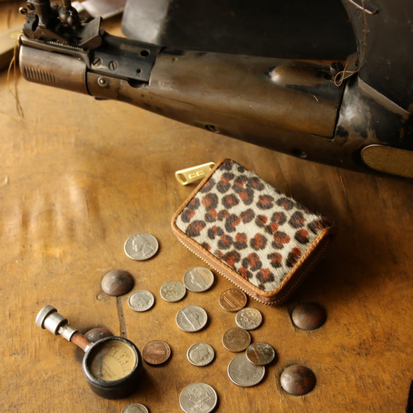 【永久免費保修】意大利出生的帶毛牛皮。豹紋灰色 x 棕色硬幣盒零錢包 第1張的照片
