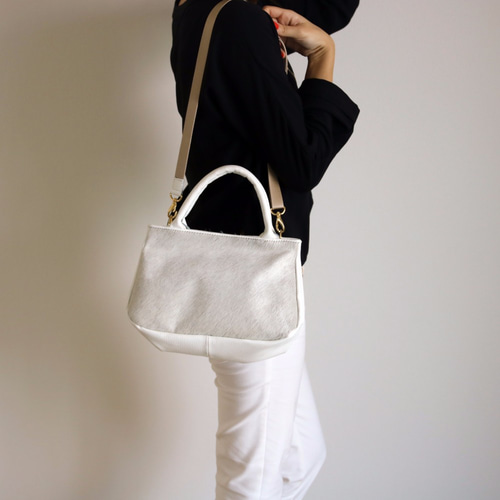 本革なのに、軽い。2WAYバッグ 毛付き 白 トートバッグ ショルダー