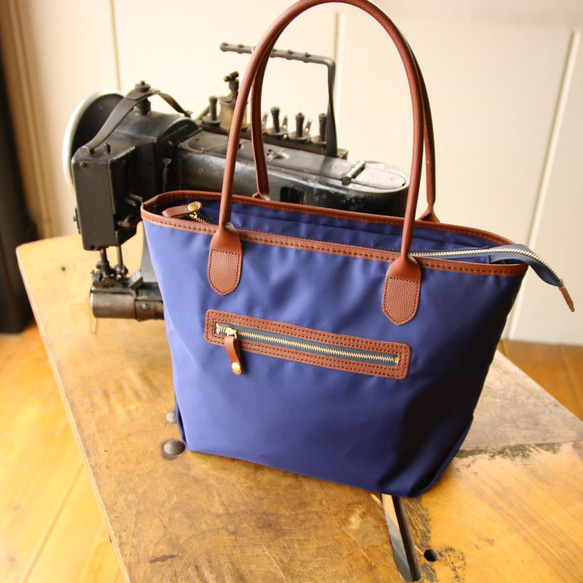 最高級のイタリアはリモンタ社製ナイロンで作った軽いトートバッグ