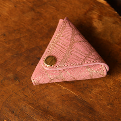 8月19日の三角コインケース1日1作。本日ピンクスパイダーウェブの牛革三角コインケース(限定1本で再販なしとなります。) 2枚目の画像
