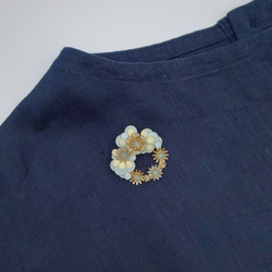 ちょっぴりレトロなお花のブローチ「ブルー・パール」 3枚目の画像