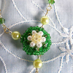 グリーンの花ネックレス 1枚目の画像