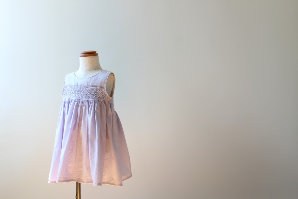 【80サイズ】　スモッキング刺繡のワンピース①　ラベンダー