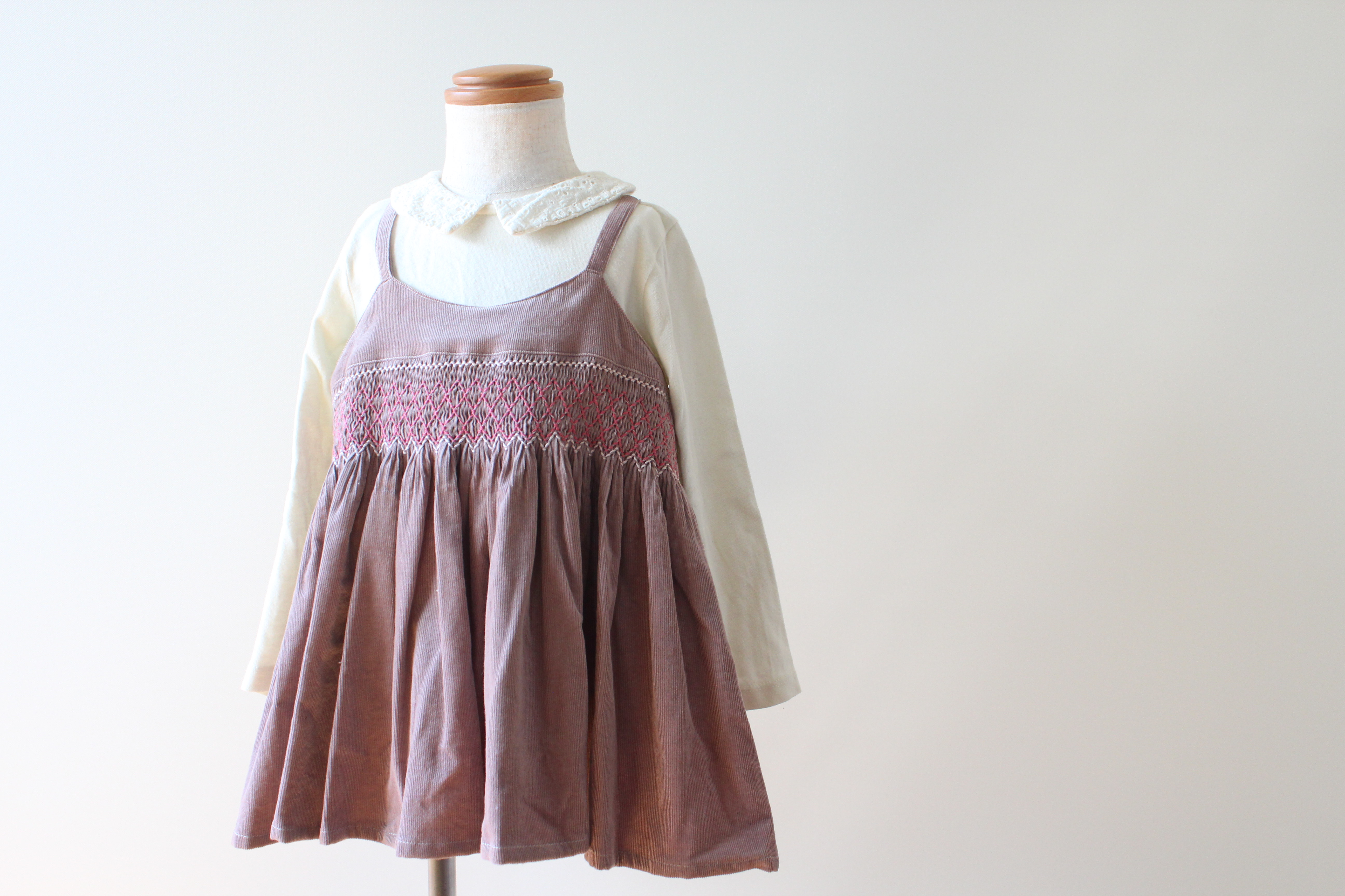 【90サイズ】スモッキング刺繡のキャミソールワンピース　あずき